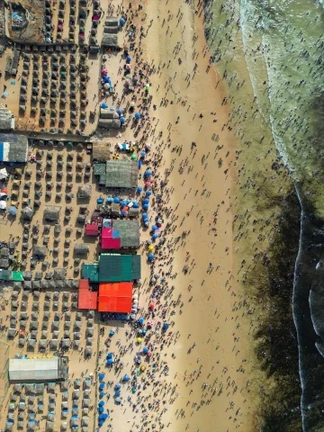 Dakar'da Sıcak Havanın Tadını Çıkaranlar Yoff Plajı'na Akın Etti