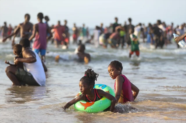 Dakar'da Sıcak Havanın Tadını Çıkaranlar Yoff Plajı'na Akın Etti