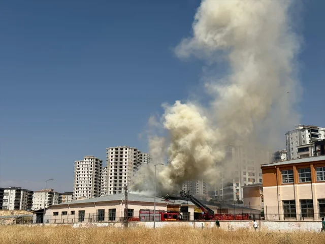 Gaziantep’te Meslek Lisesinde Çıkan Yangın Ekipleri Seferber Etti