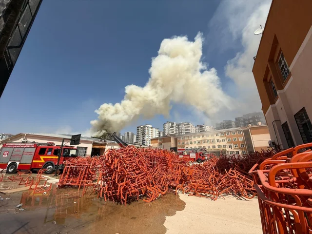 Gaziantep’te Meslek Lisesinde Çıkan Yangın Ekipleri Seferber Etti