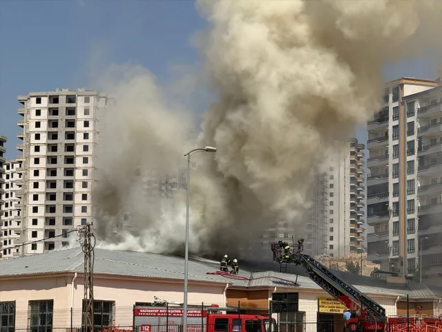 Gaziantep’te Meslek Lisesinde Çıkan Yangın Ekipleri Seferber Etti