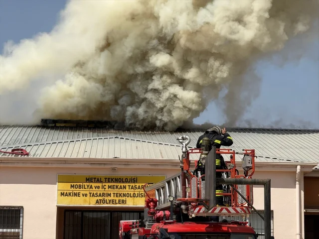 Gaziantep’te Meslek Lisesinde Çıkan Yangın Ekipleri Seferber Etti