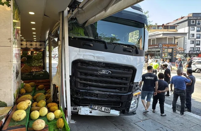 Sultanbeyli'de Kayan TIR Kontrolden Çıktı Araçlar Birbirine...