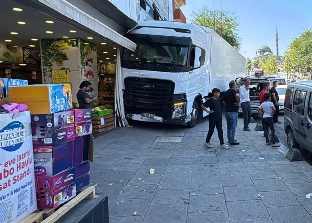 Sultanbeyli'de Kayan TIR Kontrolden Çıktı Araçlar Birbirine Girdi