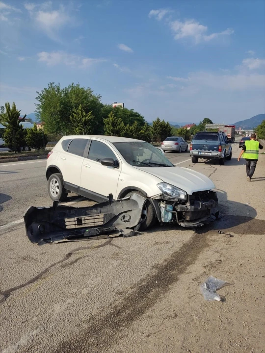 Giresun Sahil Yolu'nda Minibüs ve Otomobil Çarpıştı 13 Yaralı Var