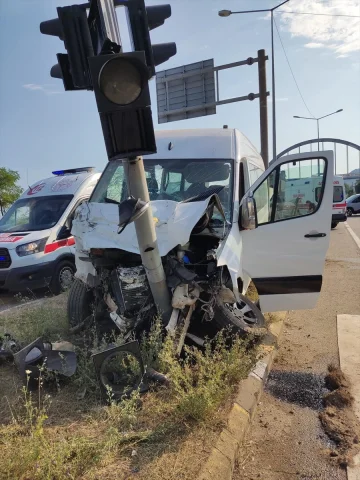Giresun Sahil Yolu'nda Minibüs ve Otomobil Çarpıştı 13 Yaralı Var