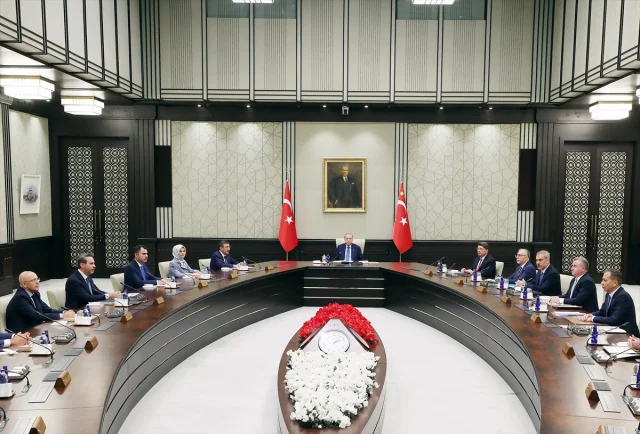 Cumhurbaşkanlığı Kabinesi Gündemdeki Konuları Ele Alıyor