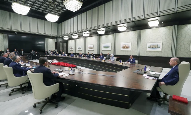 Cumhurbaşkanlığı Kabinesi Gündemdeki Konuları Ele Alıyor