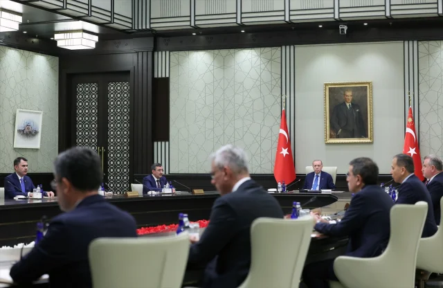 Cumhurbaşkanlığı Kabinesi Gündemdeki Konuları Ele Alıyor