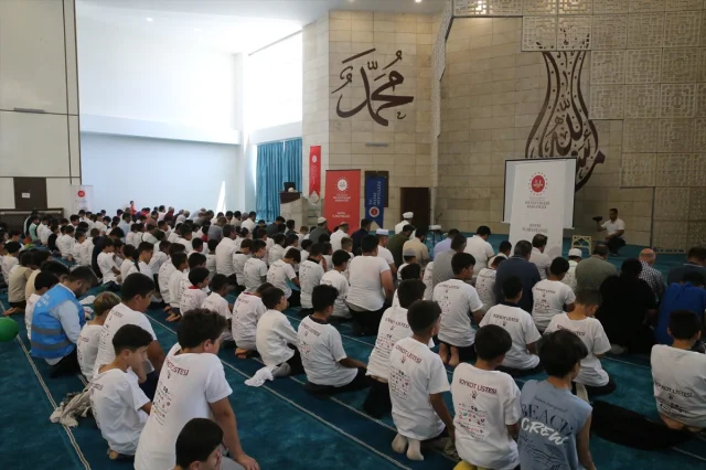 Hatay'da Ortaokul Öğrencileri Camide Bir Araya Gelerek Buluştu