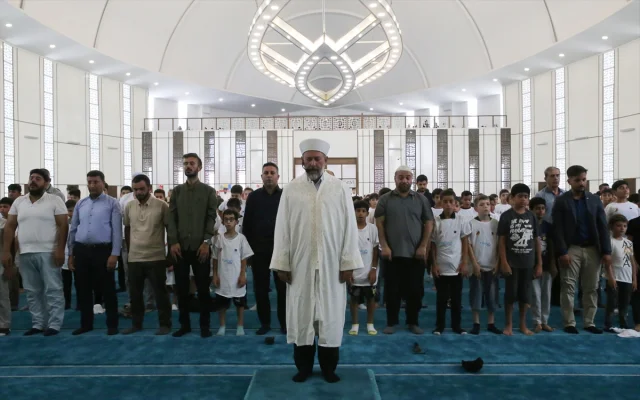 Hatay'da Ortaokul Öğrencileri Camide Bir Araya Gelerek Buluştu