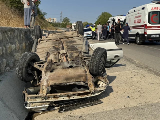 Kocaeli'de Yaşanan Kaza: Otomobil Devrildi, 4 Yaralı