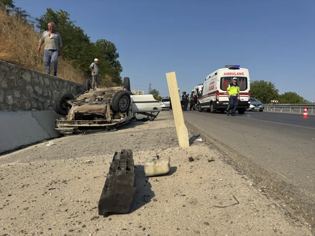 Kocaeli'de Yaşanan Kaza: Otomobil Devrildi, 4 Yaralı