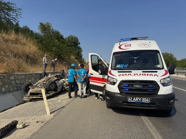 Kocaeli'de Yaşanan Kaza: Otomobil Devrildi, 4 Yaralı