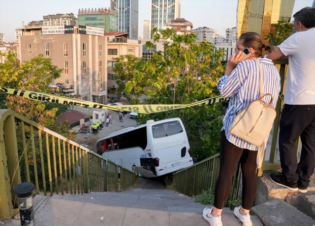 Maltepe'de Servis Otobüsü Kazası: 8 Yaralı Var