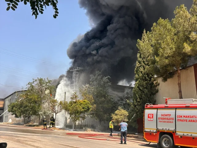 Gaziantep'te Halı Fabrikası Yangınına Acil Müdahale Başladı