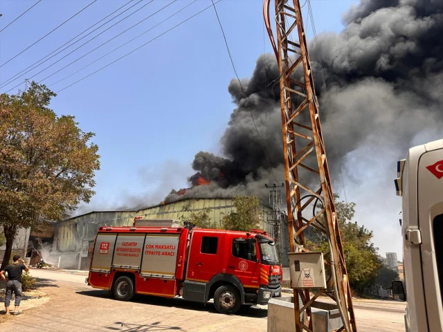 Gaziantep'te Halı Fabrikası Yangınına Acil Müdahale Başladı