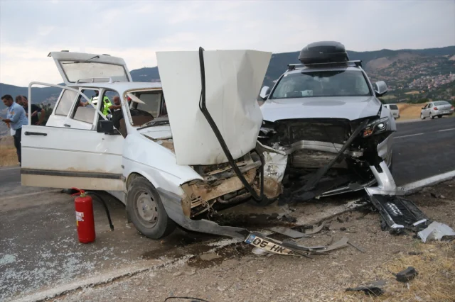 Amasya'da Trafik Kazası 3 Kişiyi Hastaneye Kaldırdı