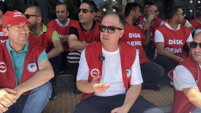 İzmir'de Karşıyaka Belediyesi İşçilerinden Maaş Eylemi