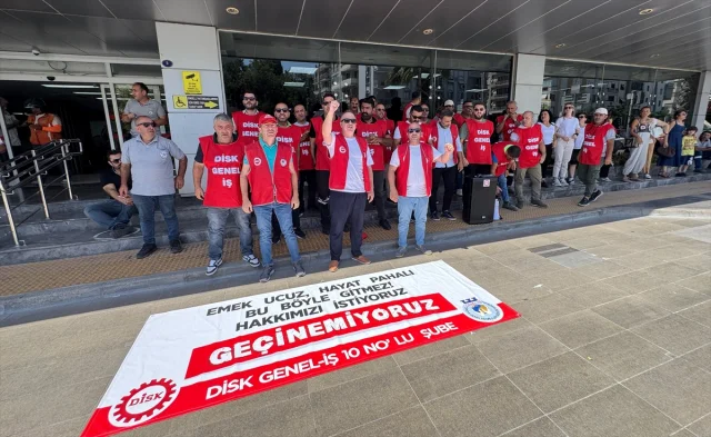İzmir'de Karşıyaka Belediyesi İşçilerinden Maaş Eylemi