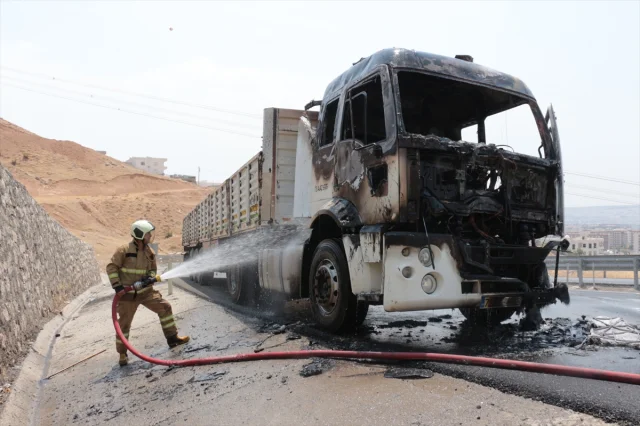 Şırnak Cizre'de Seyir Halindeki Tır Alevlere Teslim Oldu