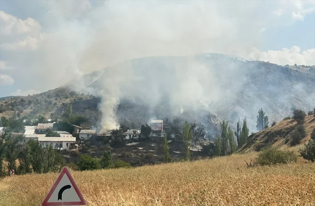 Sivas Akıncılar'da Korkutan Yangın Felaketi