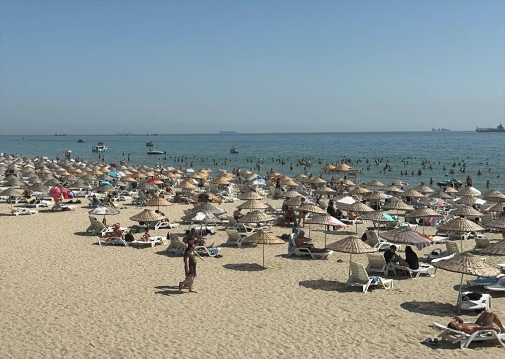 İstanbul'un Kavurucu Sıcağında Halk Sahillere Akın Etti