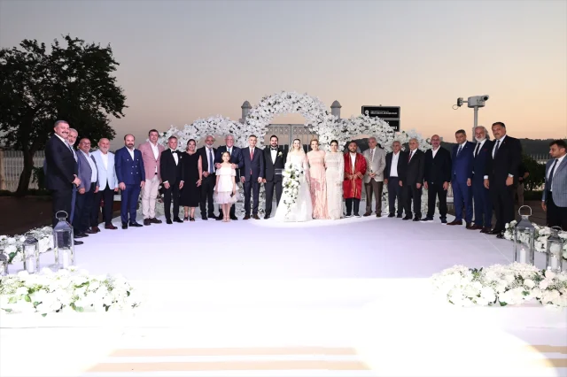 Müsavat Dervişoğlu'ndan Genç Çifte Özel Nikah Şahitliği