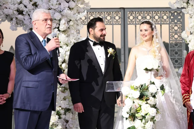 Müsavat Dervişoğlu'ndan Genç Çifte Özel Nikah Şahitliği