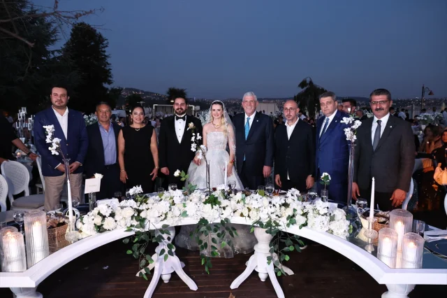 Müsavat Dervişoğlu'ndan Genç Çifte Özel Nikah Şahitliği