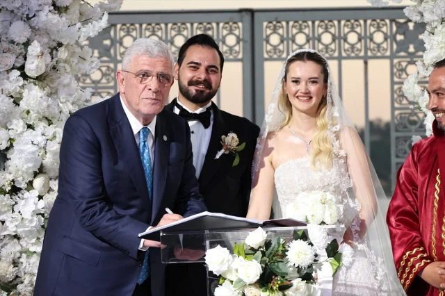Müsavat Dervişoğlu'ndan Genç Çifte Özel Nikah Şahitliği