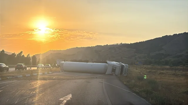 Erzincan'da Kimyasal Yük Taşıyan Tır Devrildi Ulaşım Aksadı