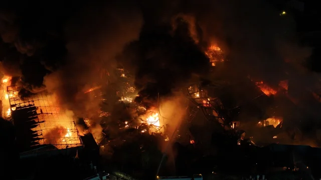 Çekmeköy'de Sünger Fabrikasında Korkutan Yangın