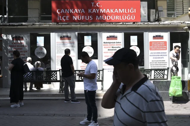 Eski Ehliyetler İçin Yenileme Süresi Doluyor: Nüfus Müdürlüklerinde Yoğunluk