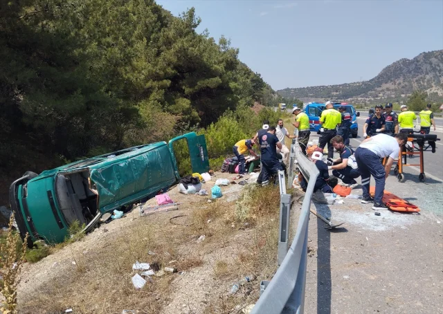 Sivas'ta Minibüs Kazası Ucuz Atlatıldı: 13 Yaralı