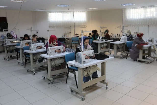 Van'da Kadınlar Meslek Edinerek Ekonomiye Katkı Sağlıyor