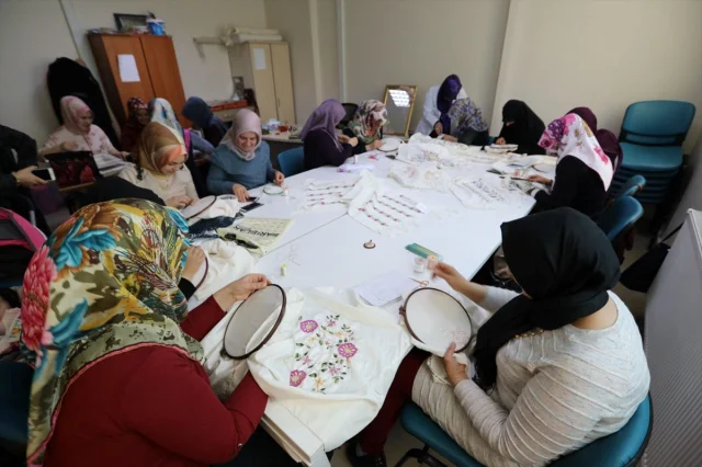 Van'da Kadınlar Meslek Edinerek Ekonomiye Katkı Sağlıyor