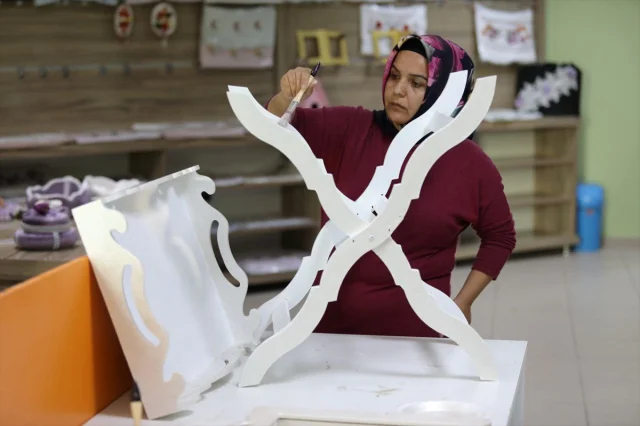 Van'da Kadınlar Meslek Edinerek Ekonomiye Katkı Sağlıyor