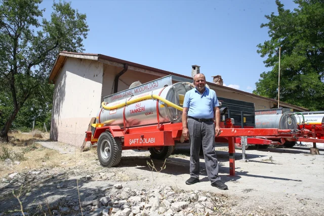 Bursa'da Cesur Çiftçi Yangın Söndürme Çalışmalarına Destek İçin Su Tankeri Bağışladı