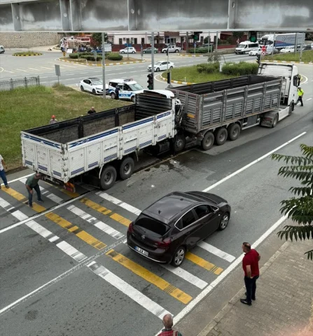 Rize'de Kavşakta Kaza: Kamyon Sürücüsü Hastaneye Kaldırıldı