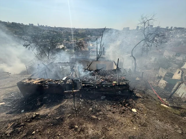 Ankara Mamak'ta Otluk Alandaki Yangın 8 Gecekonduyu Küle Çevirdi
