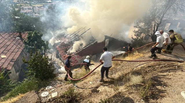 Ankara Mamak'ta Otluk Alandaki Yangın 8 Gecekonduyu Küle Çevirdi