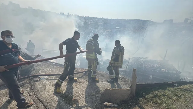 Ankara Mamak'ta Otluk Alandaki Yangın 8 Gecekonduyu Küle Çevirdi