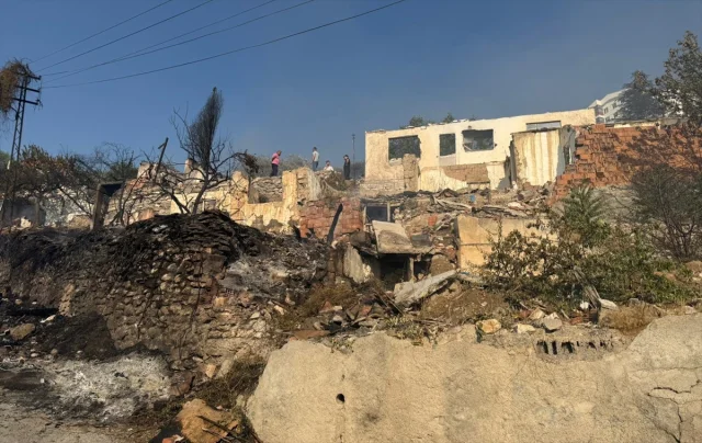 Ankara Mamak'ta Otluk Alandaki Yangın 8 Gecekonduyu Küle Çevirdi