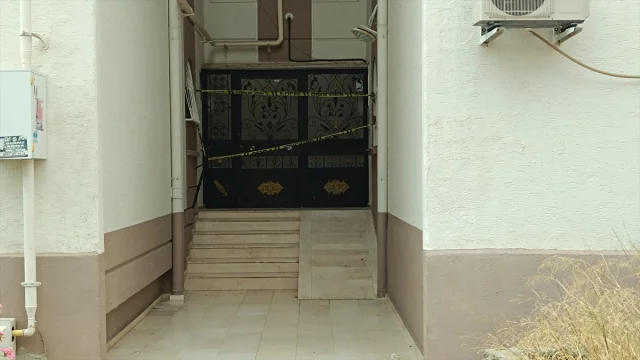 Adana'da Çöken Merdiven Faciası: 20 Kişi İtfaiye Tarafından Tahliye Edildi