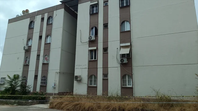 Adana'da Çöken Merdiven Faciası: 20 Kişi İtfaiye Tarafından Tahliye Edildi
