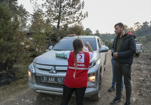 Türk Kızılay Orman Yangınlarıyla Mücadelede Aktif Rol Oynuyo...