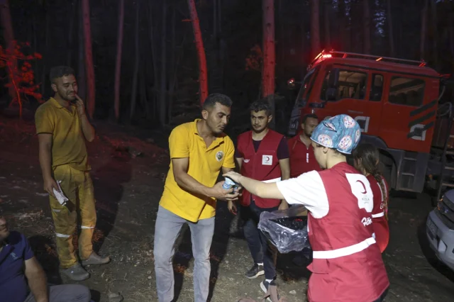 Türk Kızılay Orman Yangınlarıyla Mücadelede Aktif Rol Oynuyor