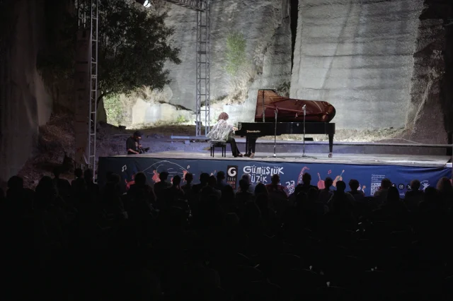 Katya Apekisheva Gümüşlük'te Tarihi Performans Sergiledi