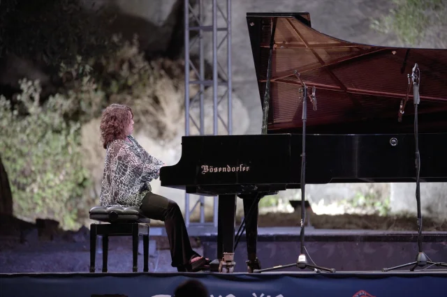 Katya Apekisheva Gümüşlük'te Tarihi Performans Sergiledi